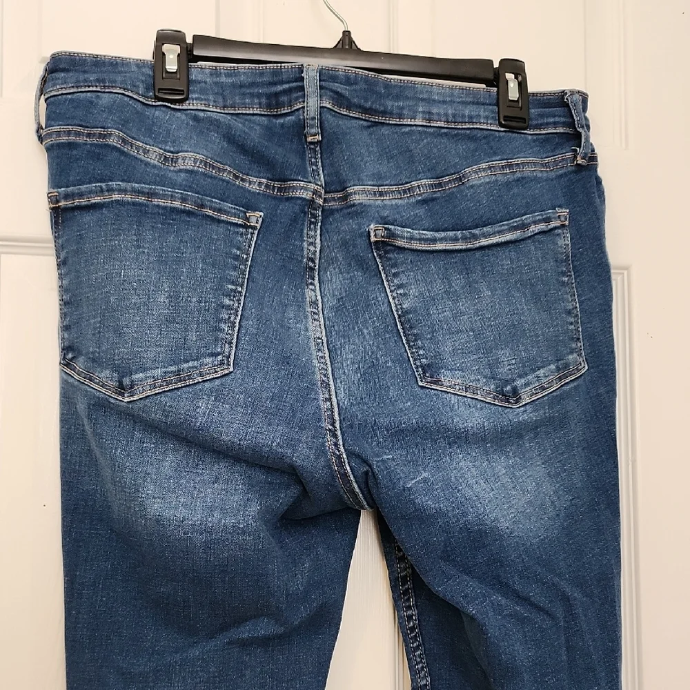 Old Navy Distressed Cropped Jeans in Dark Blue - Picture 8 of 13